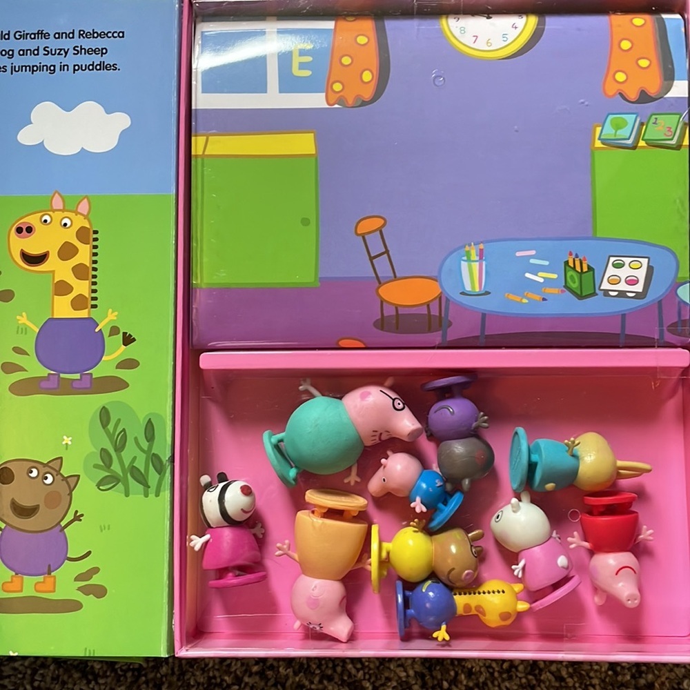 Peppa Pig Book & 10 figurines & playmat.​ - Picture 4 of 4